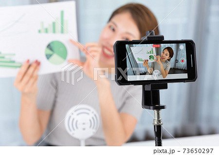 スマートフォンで動画を撮影する女性 スマートフォンで動画を撮影する女性 73650297