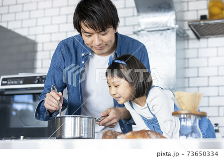キッチンで料理をする親子 キッチンで料理をする親子 73650334