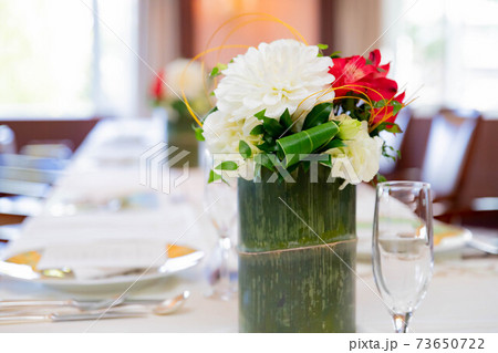 披露宴 ゲスト卓 装花の写真素材