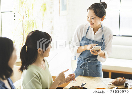 カフェ の若い店員 フロアスタッフの写真素材