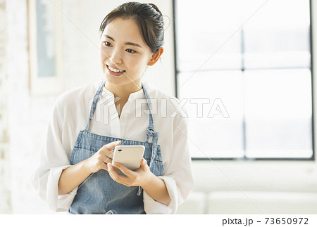 カフェ の若い店員　フロアスタッフ 73650972