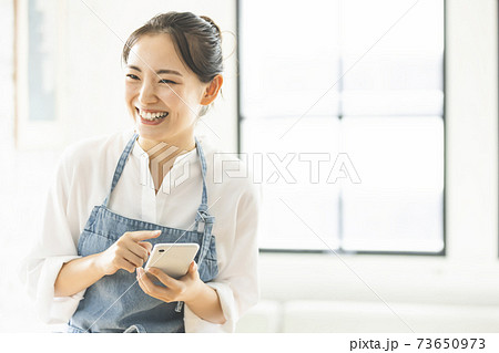 カフェ の若い店員 フロアスタッフの写真素材