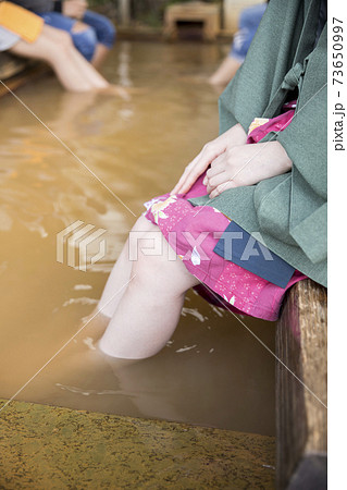 伊香保温泉の足湯に入る若い女性足元の写真素材