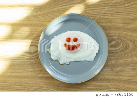 朝食　幼児食　目玉焼き 73651150