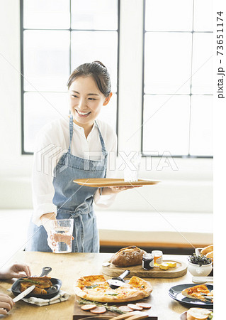 カフェ の若い店員　 73651174