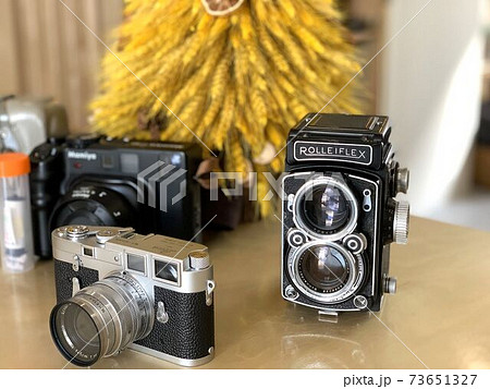 古いフィルムカメラ・ローライフレックスとライカの写真素材 [73651327 