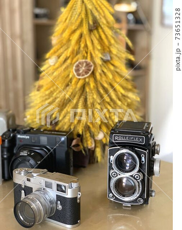 古いフィルムカメラ・ローライフレックスとライカの写真素材 古いフィルムカメラ・ローライフレックスとライカの写真素材