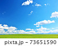 北海道　夏の青空と草原 73651590