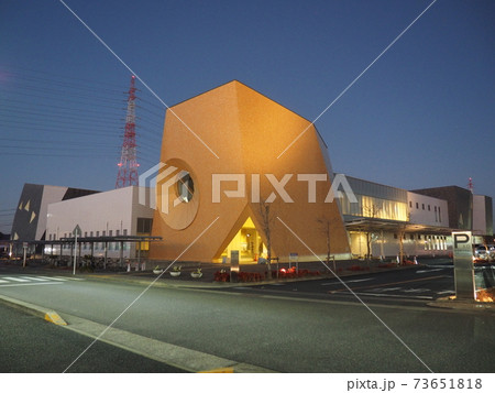 夕方の日進市立図書館　 73651818