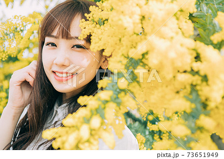 ミモザと若い女性 ミモザと若い女性 73651949