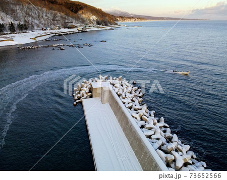 冬の北海道函館市大舟望路漁港から出漁する漁船の風景を空撮の写真素材 73652566 Pixta