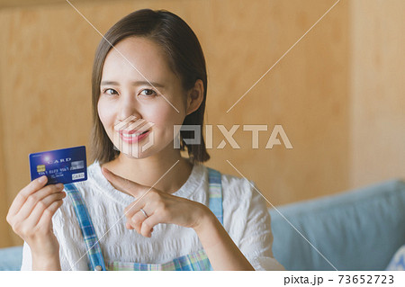 主婦とクレジットカード 73652723