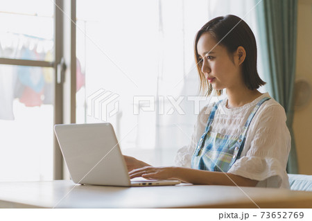 パソコンと主婦 73652769