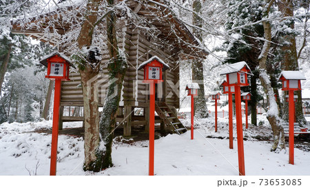雪の日吉大社 赤燈篭 雪の日吉大社 赤燈篭 73653085