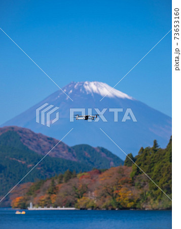 11月神奈川・箱根町 富士山バックに飛行するドローン 11月神奈川・箱根町 富士山バックに飛行するドローン 73653160