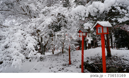 雪の日吉大社　赤燈篭 73653169