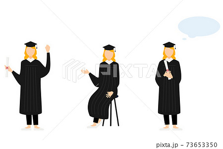 卒業用の角帽とガウン姿の大学生、3ポーズ 73653350