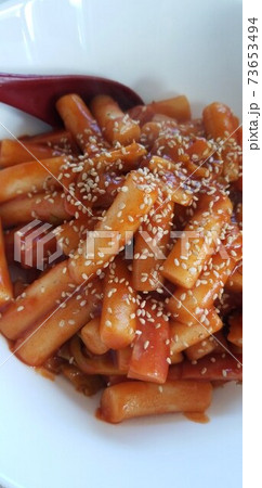 白い器に盛った手作りトッポギ 73653494