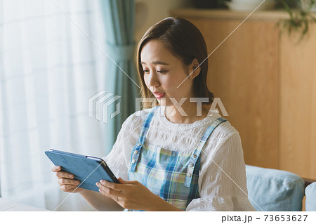 主婦とタブレット 73653627