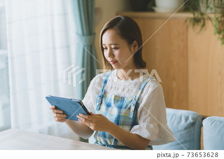 主婦とタブレット 73653628