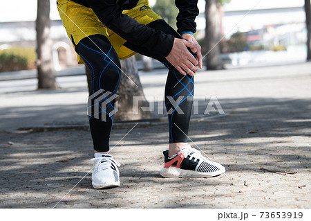 膝・ヒザの痛みイメージ　ランニングする男性　 73653919