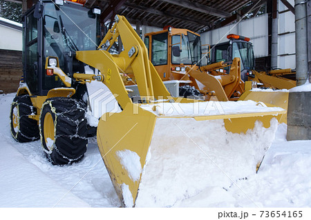 雪の中待機する除雪車(ブルドーザー)の写真素材 [73654165] - PIXTA