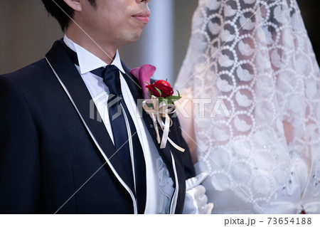 チャペル 新郎 新婦 腕組み チャペル 新郎 新婦 腕組み 73654188