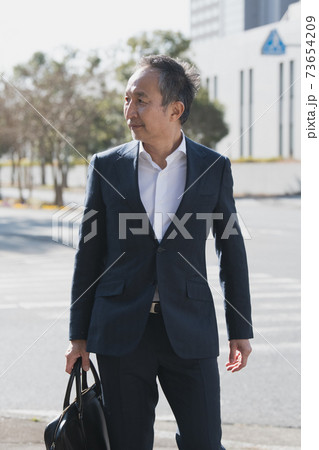 60代のスーツの日本人男性・中高年ビジネスマンイメージ 73654209