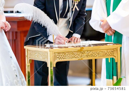 結婚誓約書　羽ペン 新郎 73654581