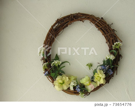 籐の春の花の花リース 73654776