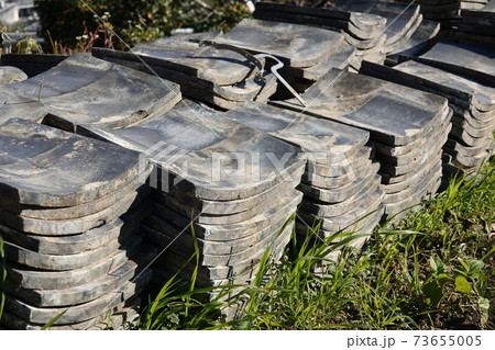 廃棄された瓦 73655005
