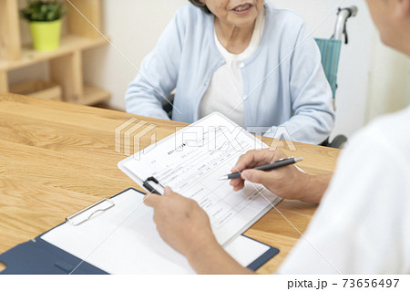 介護保険認定調査をするケアマネージャー　介護支援専門員　ボディパーツ　パーツカット 73656497