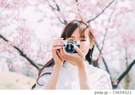 桜の写真を撮る若い女性 桜の写真を撮る若い女性 73659321