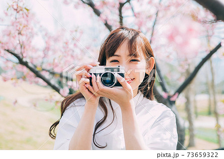 桜の写真を撮る若い女性 桜の写真を撮る若い女性 73659322