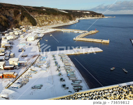 冬の北海道函館市大船漁港の雪景色を空撮 冬の北海道函館市大船漁港の雪景色を空撮 73659812
