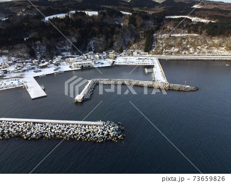 冬の北海道函館市大船漁港の雪景色を空撮 冬の北海道函館市大船漁港の雪景色を空撮 73659826
