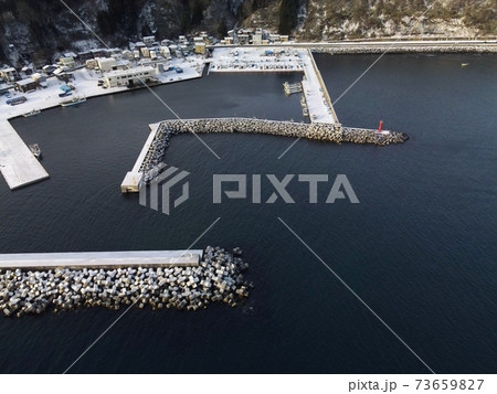 冬の北海道函館市大船漁港の雪景色を空撮 冬の北海道函館市大船漁港の雪景色を空撮 73659827