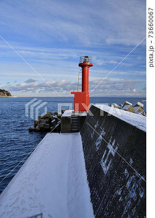冬の北海道函館市大船漁港の灯台の雪景色を撮影 73660067