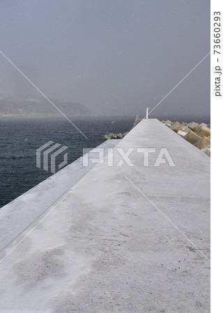 冬の北海道函館市大船漁港の雪景色を撮影 73660293