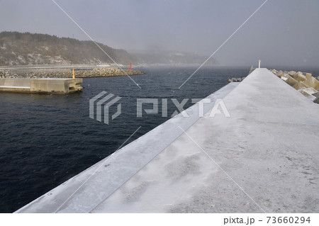 冬の北海道函館市大船漁港の雪景色を撮影 73660294