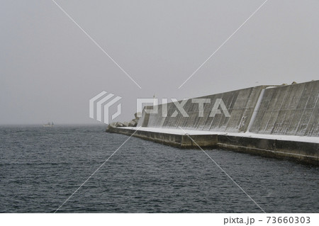 冬の北海道函館市大船漁港の雪景色を撮影 冬の北海道函館市大船漁港の雪景色を撮影 73660303