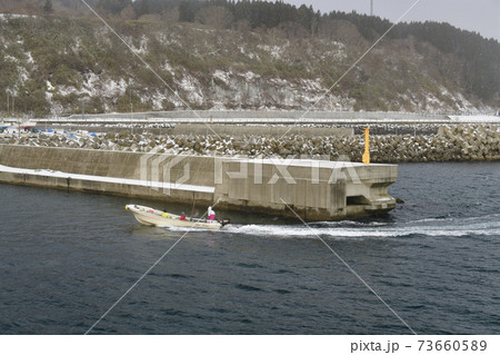 冬の北海道函館市大船漁港に漁を終えて帰港する漁船の風景を撮影 冬の北海道函館市大船漁港に漁を終えて帰港する漁船の風景を撮影 73660589