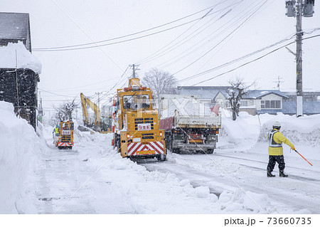豪雪地域の道路の排雪風景 73660735