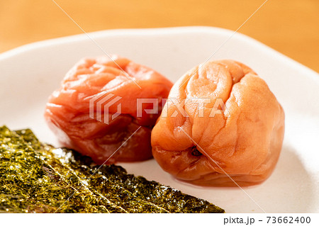 梅干しと味付け海苔。 73662400