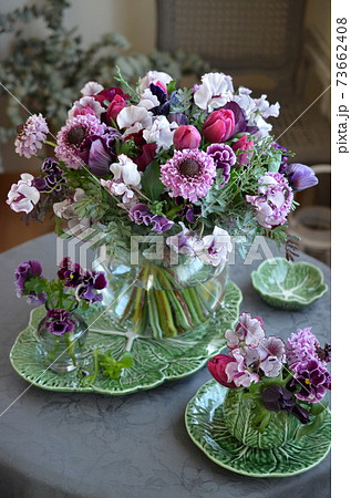 スミレ色のフラワーアレンジメント スミレ色のフラワーアレンジメント 73662408
