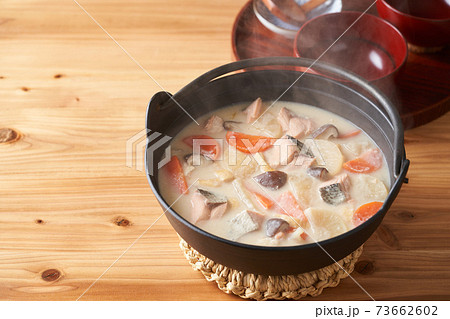 鮭と根菜の粕汁 鮭と根菜の粕汁 73662602