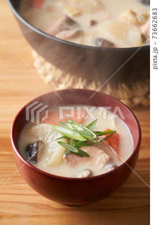 お椀に盛り付けた、鮭と根菜の粕汁 お椀に盛り付けた、鮭と根菜の粕汁 73662683