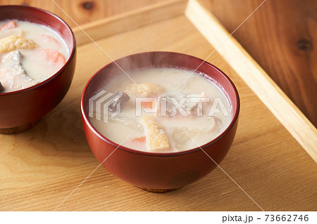 お椀に盛り付けた、鮭と根菜の粕汁 お椀に盛り付けた、鮭と根菜の粕汁 73662746