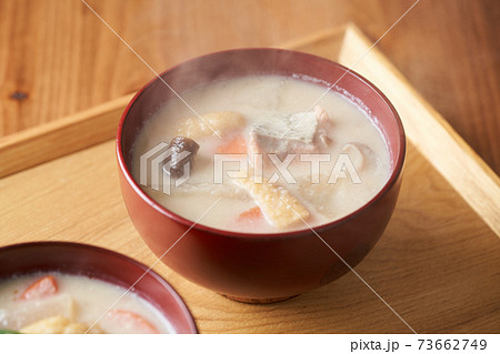 お椀に盛り付けた、鮭と根菜の粕汁 73662749