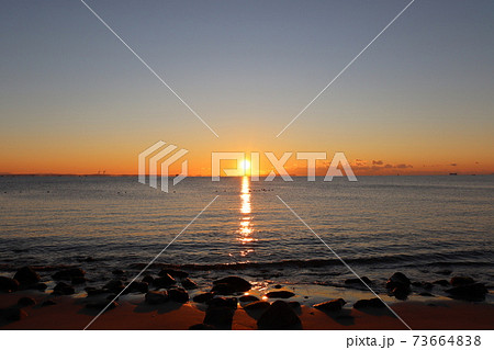 三重県 海岸から眺める日の出 三重県 海岸から眺める日の出 73664838